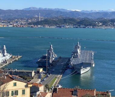 Sul ponte sventola bandiera qatariota